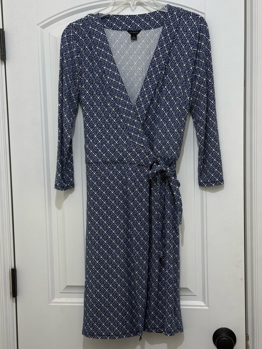 Ann Taylor Blue Tile Medallion 3/4 Sleeve Stretch Wrap Dress - Womens Size 2 EUC